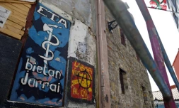 Un graffiti représentant le logo de l'ETA à Bermeo, au Pays basque espagnol, le 30 mars 2017