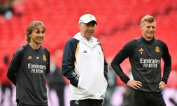 L'entraîneur du Real Madrid Carlo Ancelotti (c) et ses joueurs Luka Modric (g) et Toni Kroos lors d'un entraînement à Wembley à la veille de la finale de C1 contre Dortmund, le 31 mai 2024 à Londres