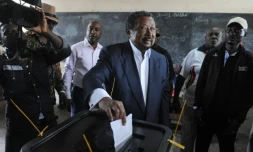 Le candidat à la présidence du Gabon Jean Ping dépose son bulletin dans l'urne, dans un bureau de vote à Libreville, le 27 août 2016