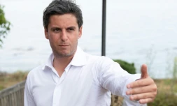 Le candidat à la présidentielle et patron de Renaissance Gabriel Attal à l'Ile-aux-Moines, le 25 juillet 2025