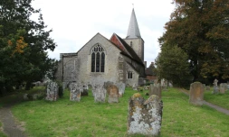 Vue de l'église St Nicholas, dans le village de Pluckley, le 21 octobre 2016