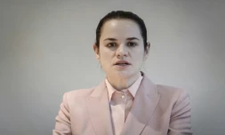 La leader de l'opposition bélarusse, Svetlana Tikhanovskaïa, dans un message vidéo retransmis sur un écran à Genève, le 18 septembre 2020