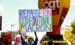 Un militant de la CGT Jean-Baptiste Redde, aka Voltuan, lors d'une manifestation contre les réformes du président Macron le 19 octobre 2017 à Paris