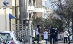 Des policiers et des membres des services de secours devant une agence Pôle Emploi de Valence où une conseillère a été tuée, le 28 janvier 2021
