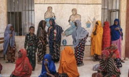 Des déplacées attendent une distribution du Programme alimentaire mondial (PAM) à Adlale, près de Gode, le 6 avril 2022 en Ethiopie