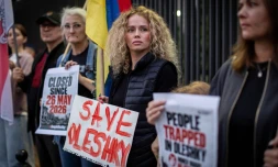 Des membres de la diaspora ukrainienne manifestent devant l'ambassade des Ătats-Unis Ă Varsovie, le 6 octobre 2026, en Pologne pour rĂ©clamer un couloir humanitaire pour les habitants d'Olechky, une ville d'Ukraine assiĂ©gĂ©e par les Russes