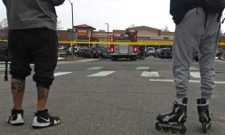 Des passants devant le supermarchĂ© King Soopers oĂč a eu lieu une fusillade, Ă Boulder, dans le Colorado, le 22 mars 2021