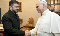 Handout du Vatican montrant le président ukrainien Volodymyr Zelenski et le pape Léon XIV, le 9 décembre 2025 à Castel Gandolfo