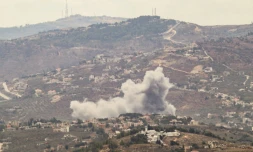 De la fumée au-dessus du village de Kfar Kila, dans le sud du Liban, après un bombardement israélien le 20 septembre 2024