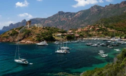 Vue sur le port de Girolata, dans la réserve de Scandola, le 12 juillet 2019
