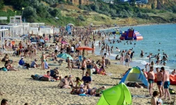 Des vacanciers sur une plage des faubourgs de Sébastopol, le 16 juillet 2022 en Crimée