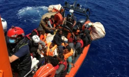 Des migrants dans une embarcation en bois sont secours par l'équipe de SOS Méditerranée et recueillis sur le bateau Ocean Viking, au large de l'île de Lampedusa, le 25 juin 2020