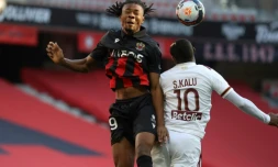 Le milieu de terrain niçois Khephren Thuram (g), à la lutte avec l'attaquant nigérian de Bordeaux, Samuel Kalu, lors de leur match de Ligue 1 à huis clos, le 17 janvier 2021 à l'Allianz Riviera