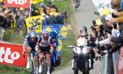Le Néerlandais Mathieu van der Poel et le Slovène Tadej Pogacar à la lutte dans le Paterberg, lors de l'édition 2022 du Tour des Flandres, le 3 avril 2022