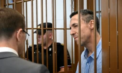 Le Français Laurent Vinatier, accusé de ne pas s'être enregistré en tant qu'"agent de l'étranger", écoute son avocat depuis la cage des accusés lors d'une audience au tribunal du district de Zamoskvoretsky à Moscou, le 3 septembre 2024