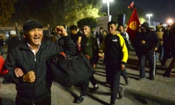 Des manifestants antigouvernementaux se dirigent vers le siège du pouvoir à Bichkek, le 5 octobre 2020