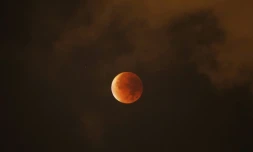 Une super Lune durant une éclipse le 28 septembre 2015, observée depuis Nice