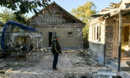 Un habitant dans la cour dde sa maison endommagée par une frappe de missile, le 15 octobre 2023 à Donetsk