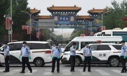 Des policiers chinois bloquent le 13 juin 2020 l'entrée au marché Xinfadi à Pékin, fermé après la découverte de cas de coronavirus