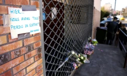 Des fleurs placĂ©es Ă l'endroit oĂč un garçon de 15 ans a Ă©tĂ© abattu par une personne qui s'est enfuie en scooter avec un complice, Ă Bondy, en Seine-Saint-Denis, le 27 fĂ©vrier 2021