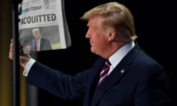 Le président américain Donald Trump brandit un exemplaire du quotidien USA Today au lendemain de son acquittement par le Sénat 