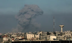 De la fumée au-dessus de Khan YounÚs, dans le sud de la bande de Gaza, soumise à d'intenses bombardements israéliens, le 19 janvier 2024
