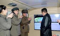Une photo diffusée le 12 janvier par l'agence nord-coréenne KCNA montre le leader nord-coréen Kim Jong Un (à droite) supervisant ce qui est présenté comme un essai de missile hypersonique