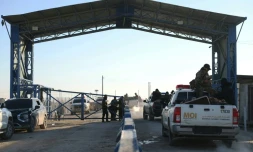 Des membres des forces de sécurité syriennes pénètrent à bord de leurs véhicules dans le camp d'Al-Hol, dans la province de Hassaké,  le 21 janvier 2026