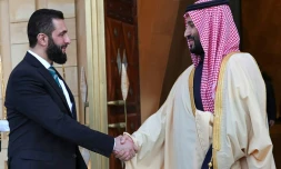 Cette image diffusée par l'agence de presse syrienne (Sana) montre le prince héritier d'Arabie saoudite Mohammed ben Salmane (droite) accueillant le président intérimaire de la Syrie, Ahmad al-Chareh, à Ryad, le 2 février 2025