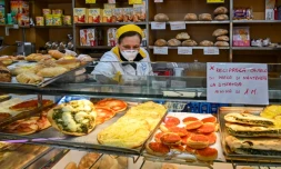 Dans une épicerie-boulangerie de Rome, le 18 mars 2020