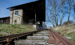 Une vieille voie ferrée conduisant à l'ex-cantine des SS au camp de concentration nazi d'Auschwitz, en Pologne, le 9 avril 2021