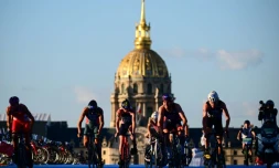 Les concurrents du relais mixte de l'épreuve test des JO-2024 réduit à un duathlon en raison de mauvaises analyses de l'eau de la Seine, le 20 août 2023 à Paris