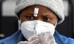 Une infirmiÚre prépare une injection du vaccin de Pfizer contre le Covid-19, le 10 mars 2021 à Los Angeles