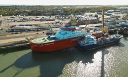 Vue aérienne du RRS Sir David Attenborough, amarré au port international de Harwich, dans l'est de l'Angleterre, le 6 octobre 2025, avant son départ pour des recherches en Antarctique plus tard dans le mois, dans le cadre du British Antarctic Survey.