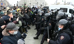 Des affrontements opposent les manifestants Ă la police durant la manifestation en faveur de l'opposant AlexeĂŻ Navalny Ă Moscou le 23 janvier 2021