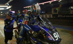 Le pilote espagnol David Checa (Yamaha N.94) prend un relais lors des 24 heures du Mans Motos, le 22 avril 2018