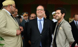 (de G à D): le roi du Maroc Mohammed VI, le président François Hollande et le comique Jamel Debbouze partagent un moment de détente à Tanger le 20 septembre 2015