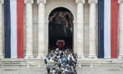 Les Français font la queue dans la cour des Invalides pour saluer la dépouille de l'ex-président Jacques Chirac, le 29/09/2019