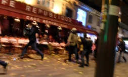 Des personnes s'enfuient après avoir entendu des couprs de feu près de la place de la République à Paris, le 13 novembre 2015