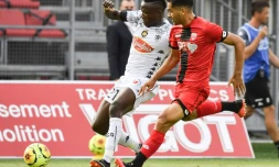 Le défenseur marocain de Dijon Nayef Aguerd (d) à la lutte avec l'attaquant sénégalais d'Angers Sada Thioub, le 22 août 2020 à Dijon