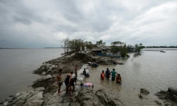 Des habitants tentent de consolider une digue après le passage du cyclone Amphan, le 21 mai 2020 à Burigoalini, au Bangladesh