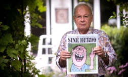 La caricaturiste Siné pose avec son journal "Siné Hebdo" à  Noisy-Le-Sec en région parisienne, le 09 septembre 2008