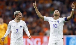 Les Français Antoine Griezmann (g) et Kylian Mbappé lors du match contre les Pays-Bas, le 13 octobre 2023 à Amsterdam