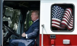Donald Trump au volant d'un camion de pompiers le 17 juillet 2017