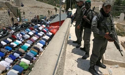 Des forces de sécurité israéliennes en faction le 20 juillet 2017 près de la Porte des Lions, qui donne accès à la vieille ville de Jérusalem, où prient des Palestiniens protestant contre les nouvelles mesures de sécurité à la mosquée Al-Aqsa