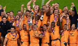Le capitaine de Montpellier, Guilhem Guirado, brandit le trophée du Challenge européen aprÚs la victoire de son équipe en finale contre Leicester, au stade de Twickenham, le 21 mai 2021