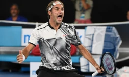 Le Suisse Roger Federer exulte après sa victoire face au Japonais Kei Nishikori en 8e de finale de l'Open d'Australie, le 22 janvier 2017 à Melbourne 