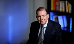 L'opposant vénézuélien Edmundo Gonzalez Urrutia prend la pose, le 20 novembre 2024 à Madrid