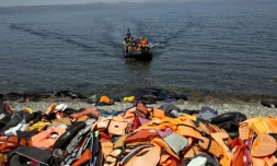 Des migrants arrivent sur l'île grecque de Lesbos, après avoir traversé la mer Egée depuis la Turquie, le 10 septembre 2015