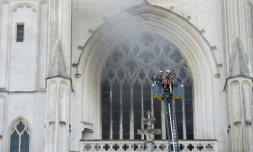 Des pompiers luttent contre l'incendie de la cathédrale Saint-Pierre-et-Saint-Paul à Nantes le 18 juillet 2020